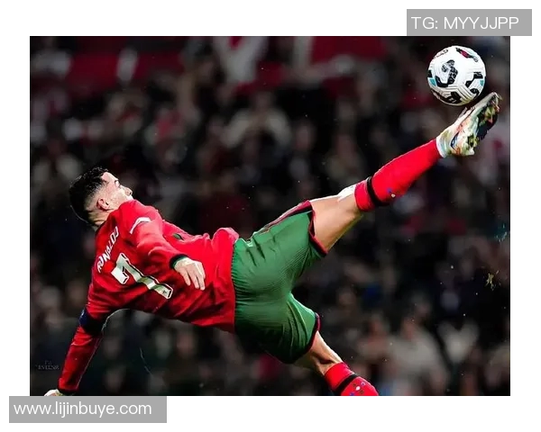 漫画足球明星C罗的传奇之路与球场上的精彩瞬间