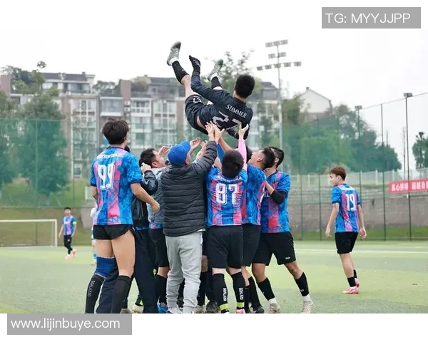 黄衣服的足球明星如何在赛场上展现个人魅力与团队精神的完美结合